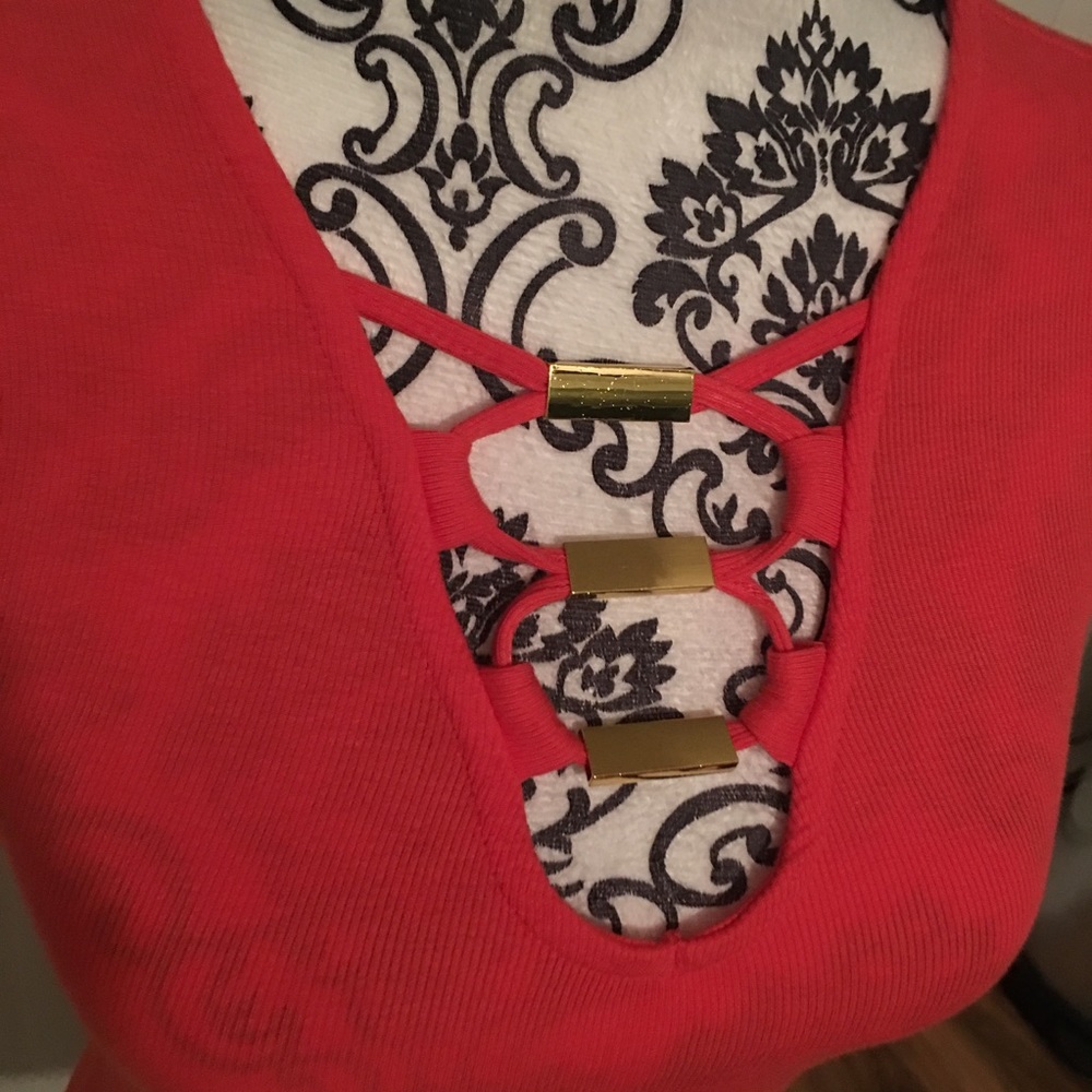 GUESS short sleeve deep V rayon top - Picture 3 of 6